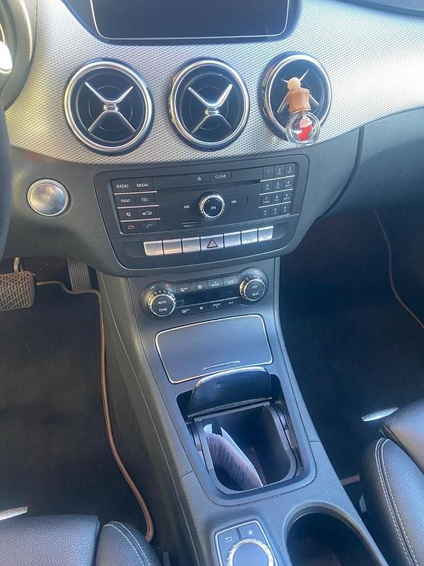 Gebraucht Mercedes B180 109 PS (80 kW) 2018 Weiß Van / Kleinbus