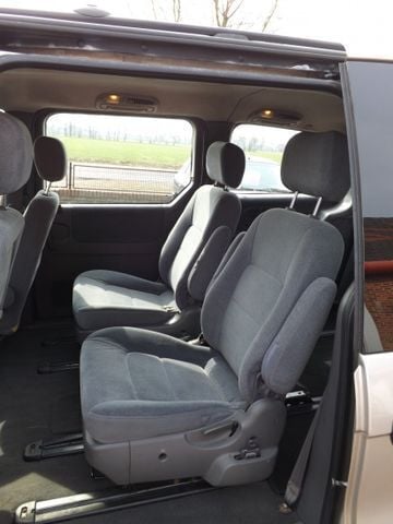 Gebraucht Kia Carnival 125 PS (91 kW) 2001 Silber metallic Van / Kleinbus