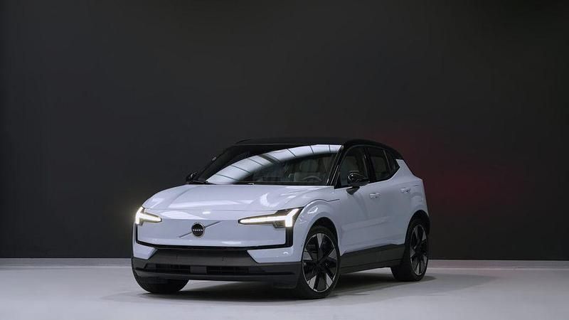 Blau Gebraucht 2024 Volvo EX30 Performance SUV | 38.100 € (Teuer) - Bild 1/4