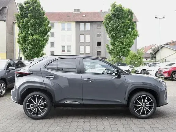 Gebraucht Toyota Yaris Premium 130 PS (95 kW) 2025 Storm grey metallic / schwarz Kleinwagen