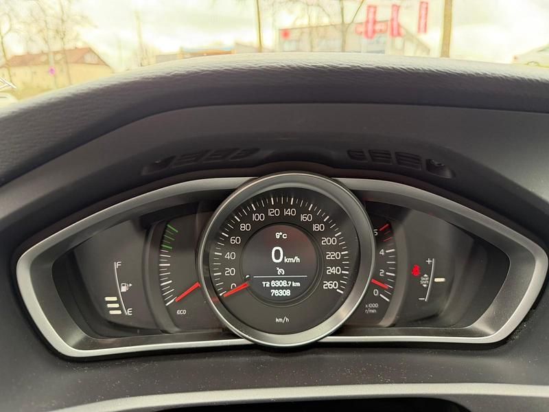 Gebraucht Volvo V40 120 PS (88 kW) 2019 Weiß Kleinwagen