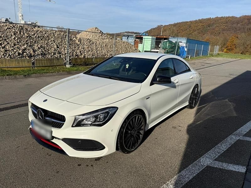 Weiß Gebraucht 2017 Mercedes CLA250 Night Limousine | 22.990 € (Fairer Preis) - Bild 1/4