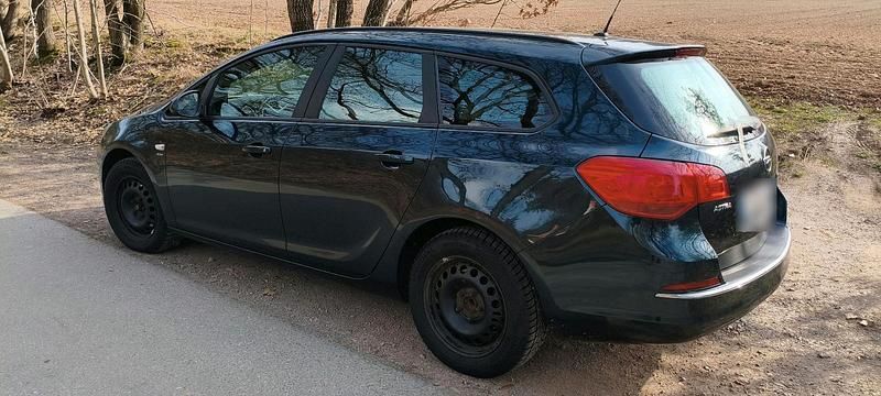 Gebraucht Opel Astra 130 PS (95 kW) 2013 Grün Kombi