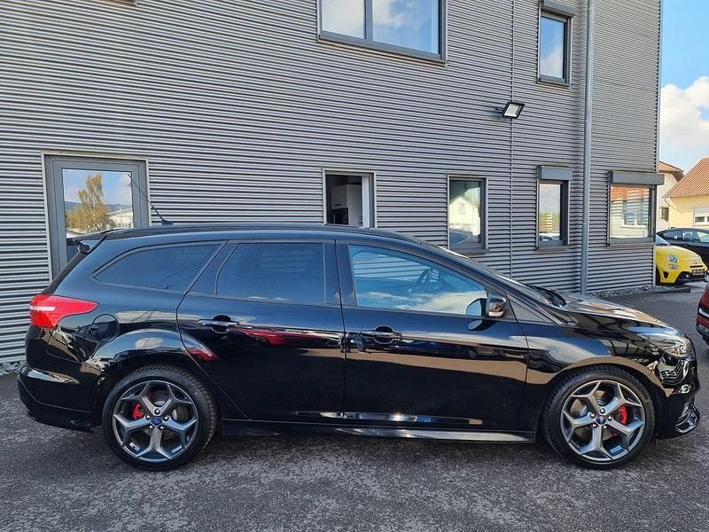 Second-hand Ford Focus ST 250 CP (183 kW) 2016 Negru Berlinǎ