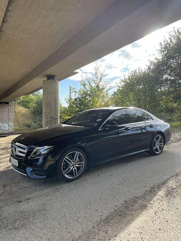Schwarz Gebraucht 2018 Mercedes E250 Limousine | 32.000 € - Bild 1/4
