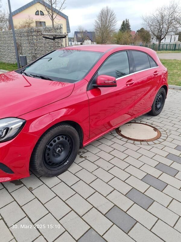 Rot Gebraucht 2018 Mercedes A180 Urban Limousine | 17.500 € (Fairer Preis) - Bild 1/4