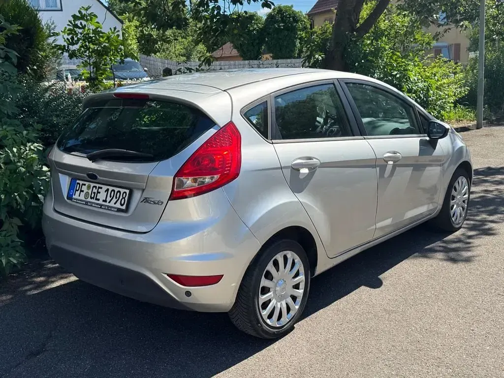 Gebraucht Ford Fiesta 82 PS (60 kW) 2009 Silber Limousine