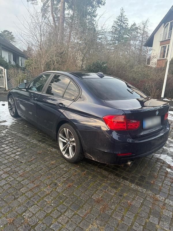 Gebraucht BMW 318 143 PS (105 kW) 2013 Blau Limousine