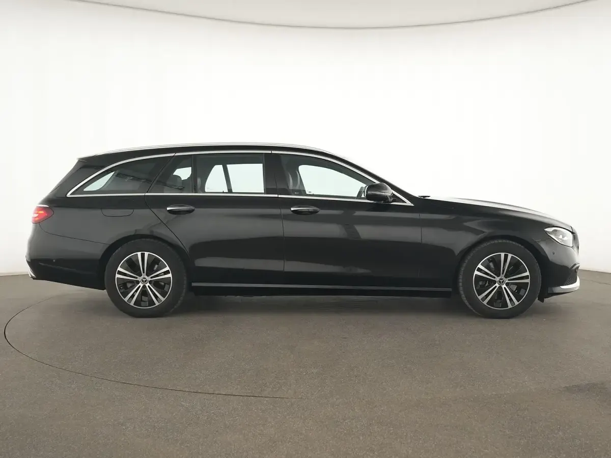 Gebraucht Mercedes E220 Avantgarde 200 PS (147 kW) 2023 Obsidianschwarz