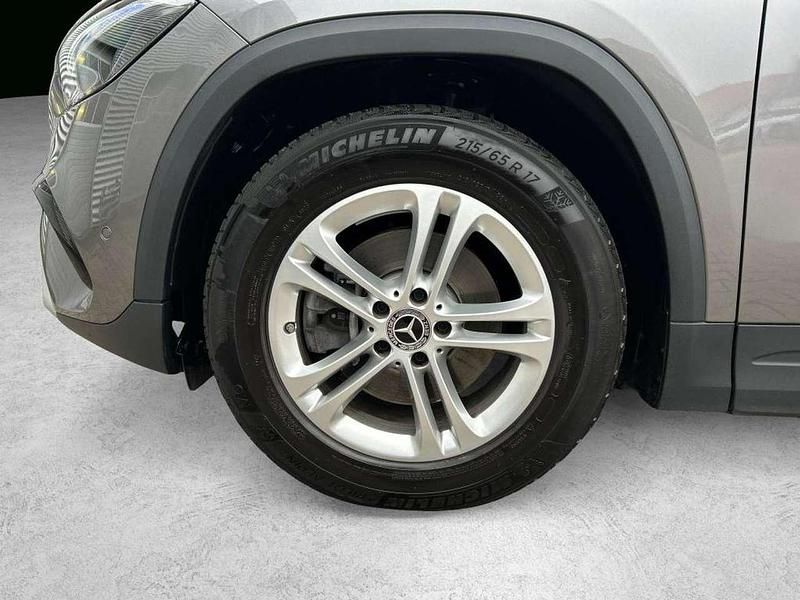 Gebraucht Mercedes GLA180 136 PS (100 kW) 2023 Metalliclack mountaingrau SUV