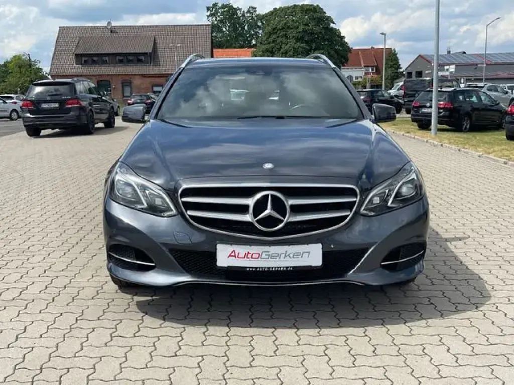 Gebraucht Mercedes E220 Avantgarde 170 PS (125 kW) 2016 Tenoritgrau metallic Limousine