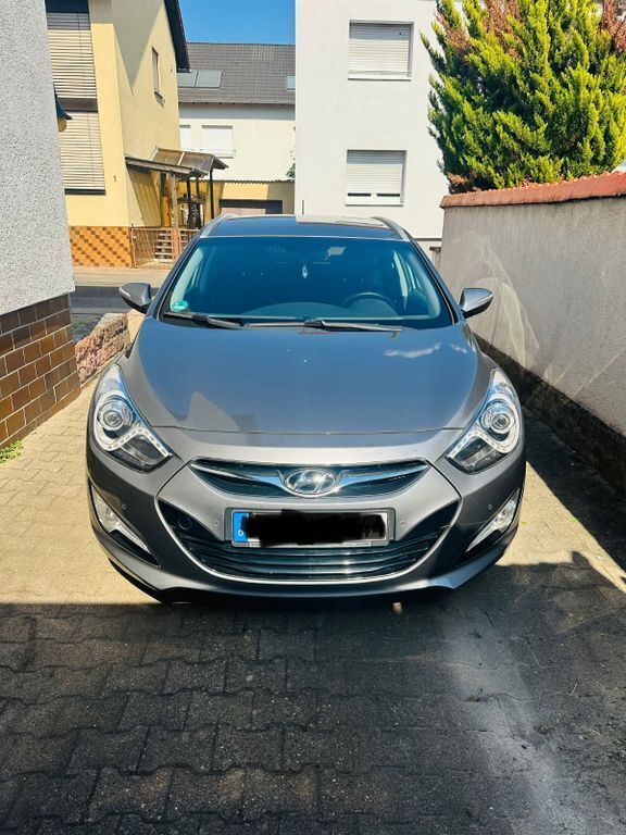 Grau Gebraucht 2013 Hyundai i40 Style Kombi | 8.950 € (Guter Preis) - Bild 1/4