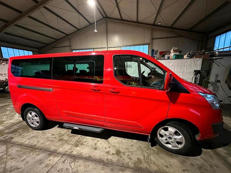 Rot Gebraucht 2016 Ford Tourneo Titanium Van / Kleinbus | 19.500 € (Fairer Preis) - Bild 1/4