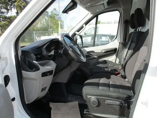 Second-hand Maxus V90 148 CP (108 kW) 2023 Alb Van