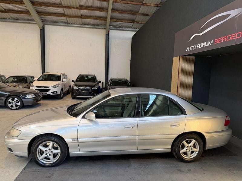 Second-hand Opel Omega 144 CP (105 kW) 2000 Argintiu Berlinǎ