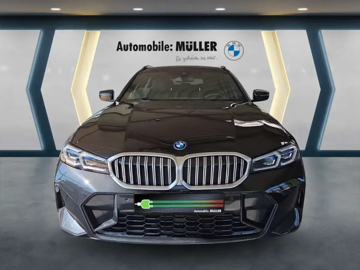 Gebraucht BMW 320 M Sport 163 PS (119 kW) 2023 Black sapphire metallic Kombi