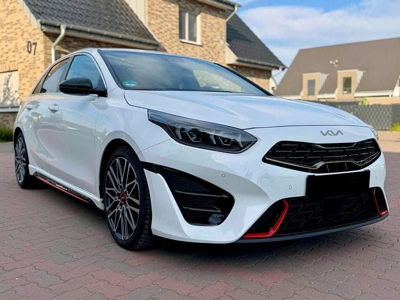 Weiß Gebraucht 2024 Kia Ceed GT Limousine | 26.999 € (Guter Preis) - Bild 1/4