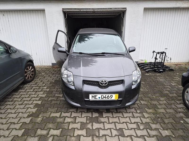 Grau Gebraucht 2007 Toyota Auris Limousine | 2.000 € (Superpreis) - Bild 1/4