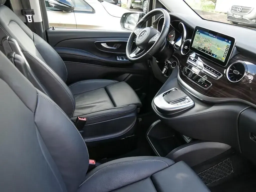 Gebraucht Mercedes V300 Avantgarde 237 PS (174 kW) 2024 Schwarz Van / Kleinbus