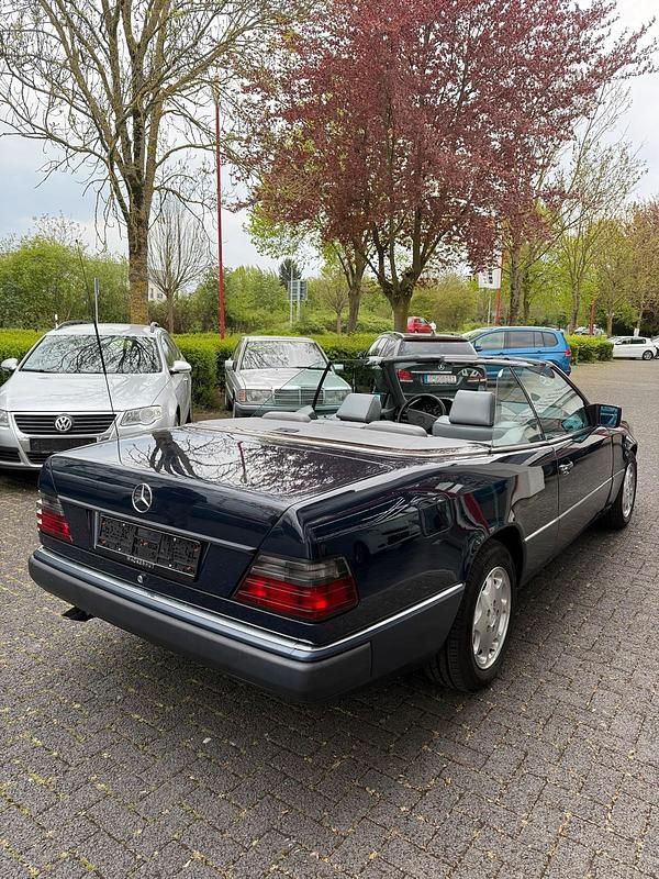 Gebraucht Mercedes E300 Sportline 220 PS (161 kW) 1992 Blau Cabrio