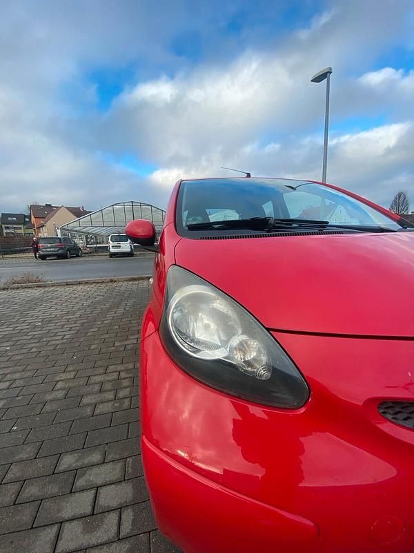 Gebraucht Toyota Aygo 68 PS (50 kW) 2006 Rot Kleinwagen