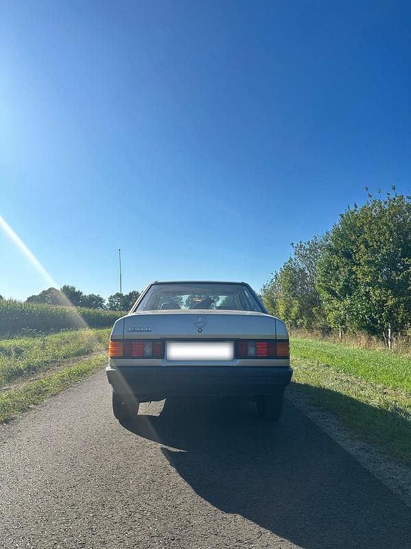 Second-hand Mercedes 190 72 CP (52 kW) 1987 Andere farben Berlinǎ