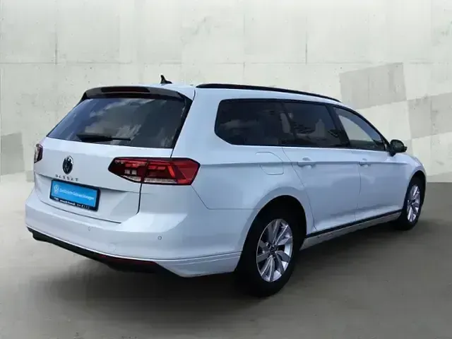 Gebraucht VW Passat Basis 150 PS (110 kW) 2022 Weiß Kombi