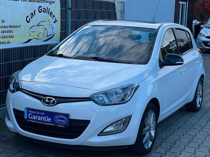 Weiß Gebraucht 2014 Hyundai i20 Edition Limousine | 11.200 € (Fairer Preis) - Bild 1/4