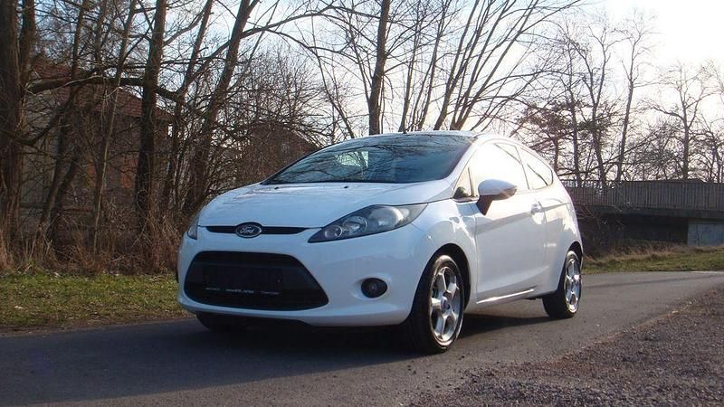 Gebraucht Ford Fiesta Trend 60 PS (44 kW) 2011 Weiß Kleinwagen