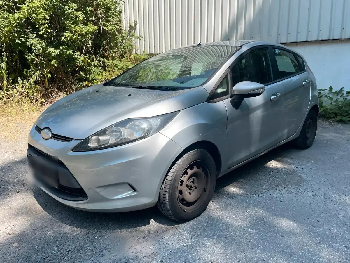 Gebraucht Ford Fiesta 82 PS (60 kW) 2010 Silber Kleinwagen