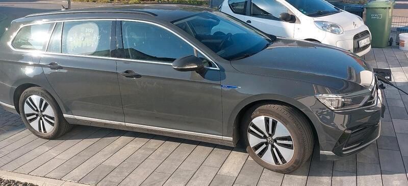 Grau Gebraucht 2021 VW Passat GTE Kombi | 20.900 € - Bild 1/4