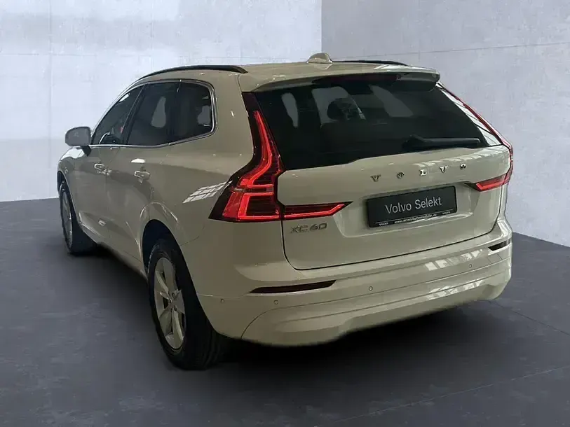 Gebraucht Volvo XC60 Momentum 197 PS (144 kW) 2022 Weiß SUV