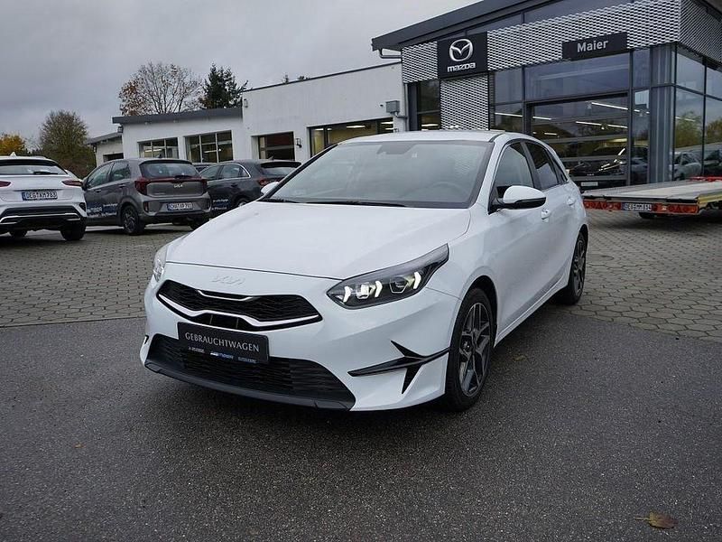 Gebraucht Kia Ceed Spirit 160 PS (117 kW) 2022 Weiß Kleinwagen