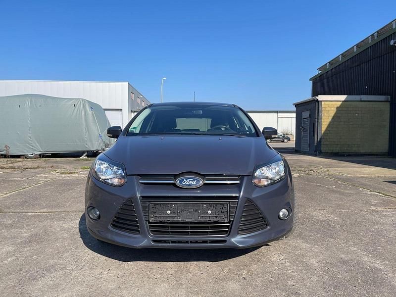 Gebraucht Ford Focus Trend 125 PS (91 kW) 2011 Violet Limousine