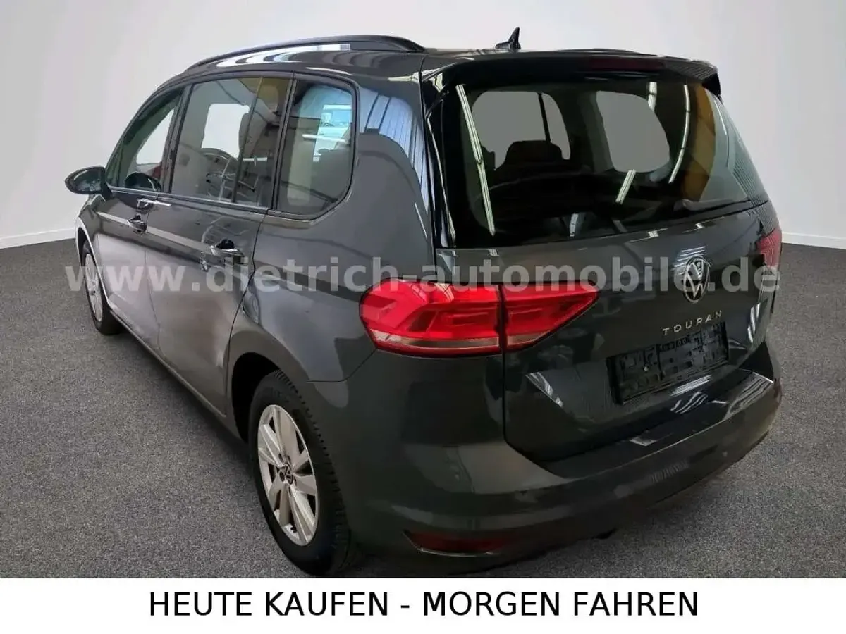 Gebraucht VW Touran Comfortline 150 PS (110 kW) 2023 Delfingrau Van / Kleinbus
