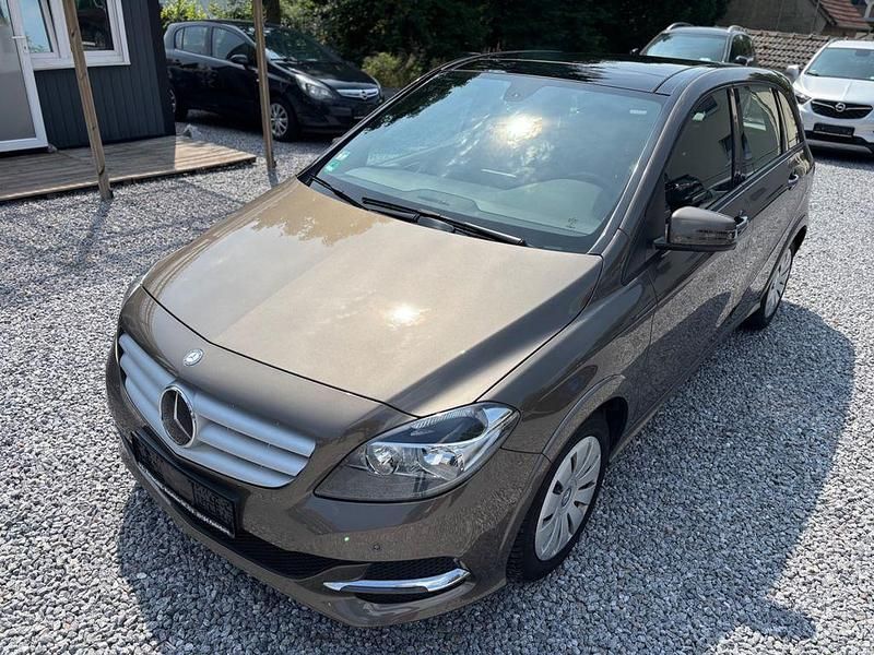 Braun Gebraucht 2014 Mercedes B200 Van / Kleinbus | 10.990 € - Bild 1/4