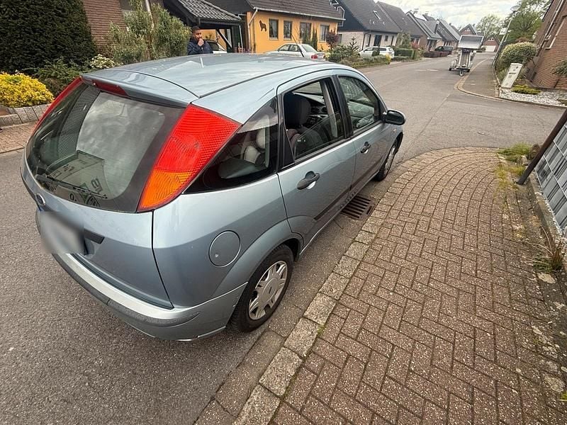 Second-hand Ford Focus 80 CP (58 kW) 2004 Albastru Hatchback