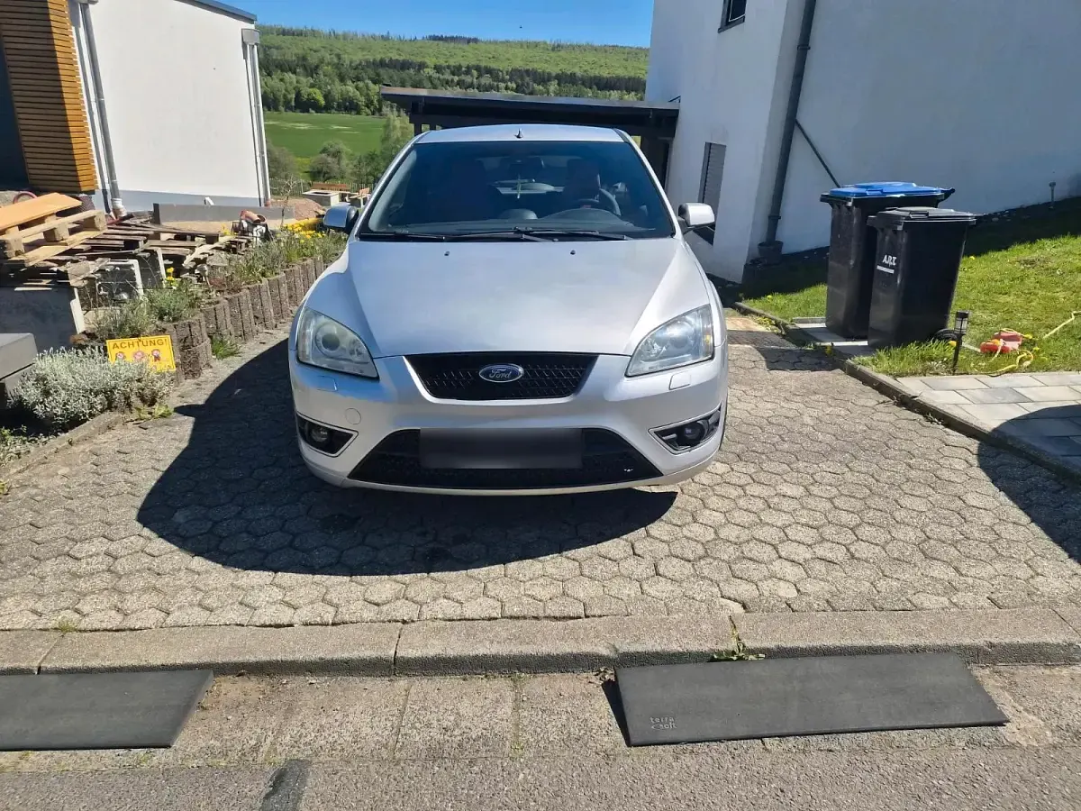 Używany Ford Focus ST 225 KM (165 kW) 2006 Srebrny Sedan/Limuzyna