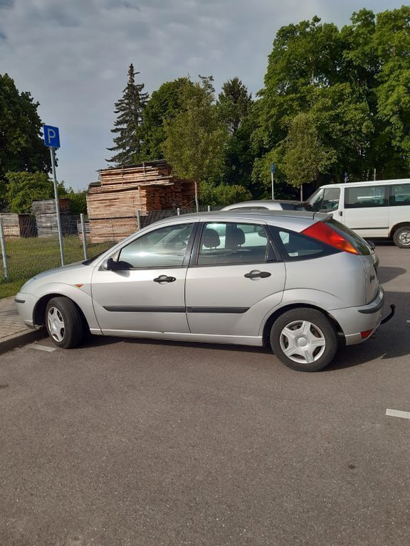 Silber Gebraucht 2002 Ford Focus Finesse Limousine | 1.700 € (Fairer Preis) - Bild 1/4