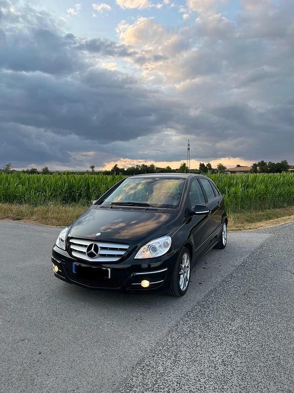 Schwarz Gebraucht 2010 Mercedes B200 Van / Kleinbus | 3.800 € (Guter Preis) - Bild 1/4