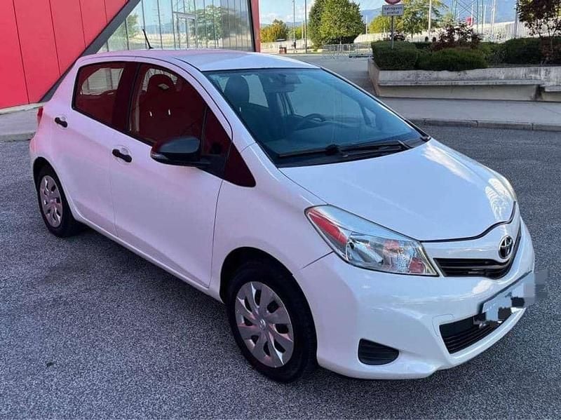 Weiß Gebraucht 2012 Toyota Yaris Limousine | 4.000 € (Etwas zu teuer) - Bild 1/4