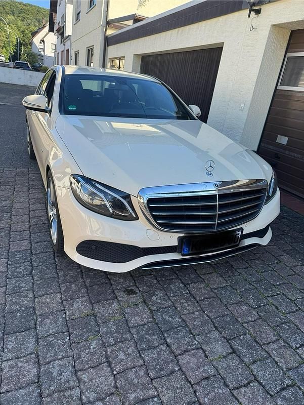 Beige Gebraucht 2019 Mercedes E200 Limousine | 13.500 € (Etwas zu teuer) - Bild 1/4