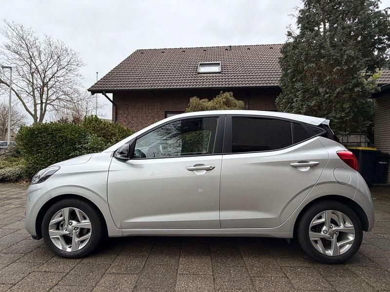 Gebraucht Hyundai i10 GO! 67 PS (49 kW) 2023 Silber Kleinwagen