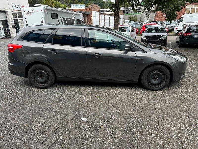 Gebraucht Ford Focus Trend 95 PS (69 kW) 2018 Grau Kombi