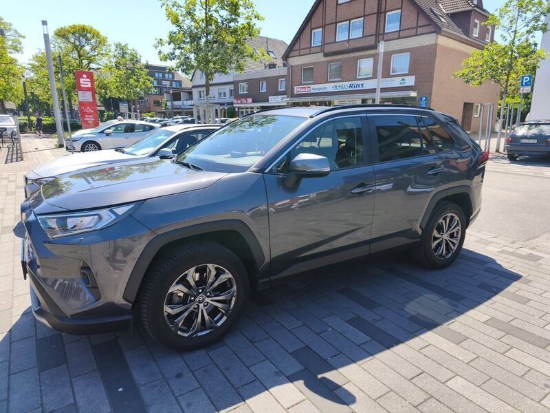 Grau Gebraucht 2022 Toyota RAV4 Hybrid Comfort SUV | 29.950 € (Superpreis) - Bild 1/4