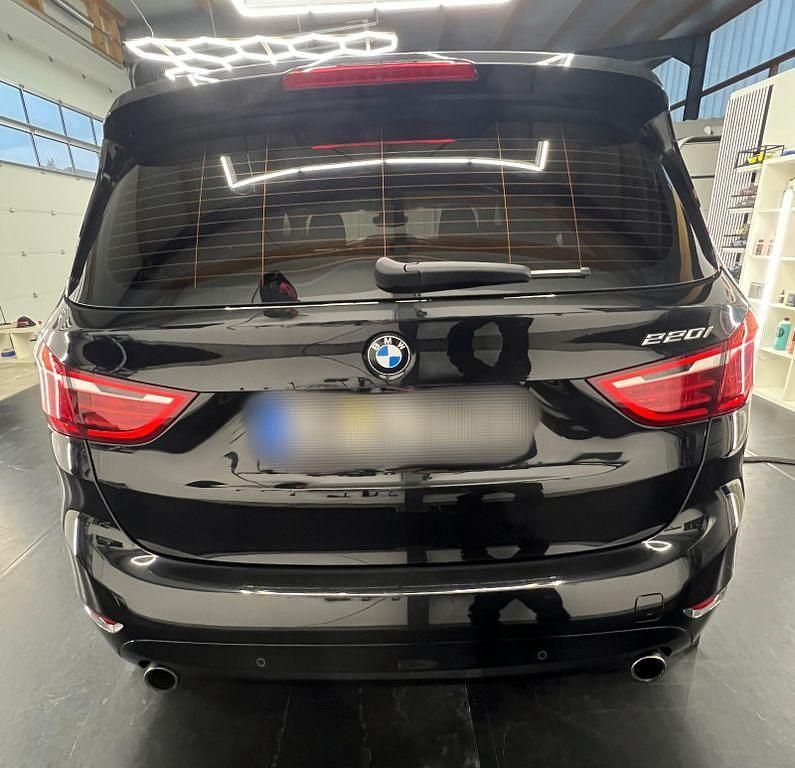 Schwarz Gebraucht 2018 BMW 220 Gran Tourer Advantage Van / Kleinbus | 21.400 € (Etwas zu teuer) - Bild 1/4