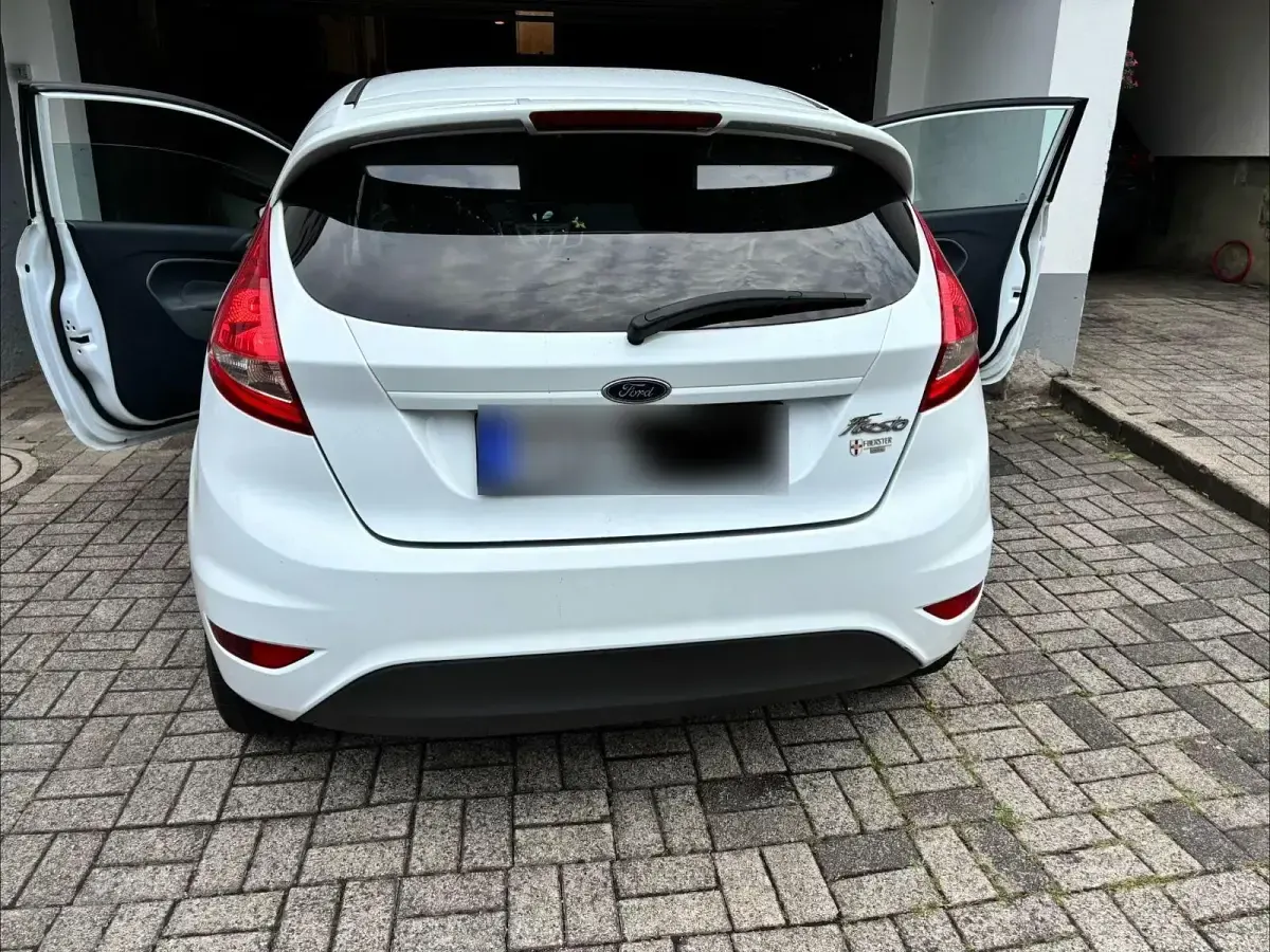 Gebraucht Ford Fiesta Ambiente 82 PS (60 kW) 2009 Weiß Limousine
