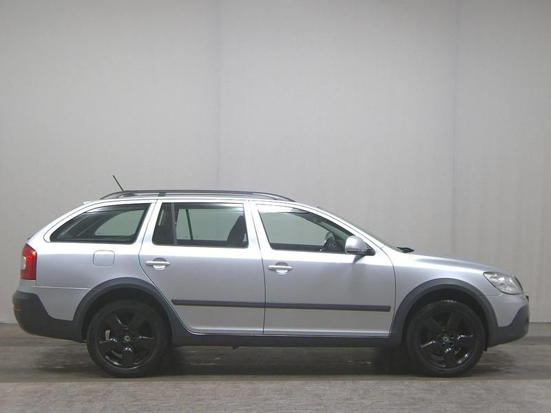 Gebraucht Skoda Octavia 140 PS (102 kW) 2012 Brilliant silber metallic Kombi