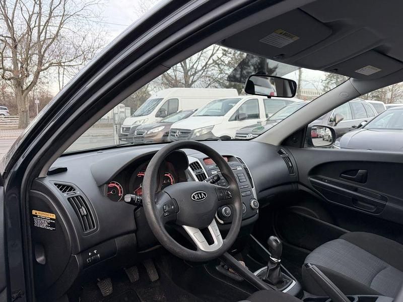 Gebraucht Kia Ceed Attract 109 PS (80 kW) 2011 Grau Kleinwagen