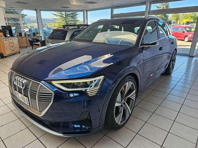 Navarrablau metallic Gebraucht 2020 Audi e-tron Advanced Plus SUV | 31.499 € - Bild 1/4